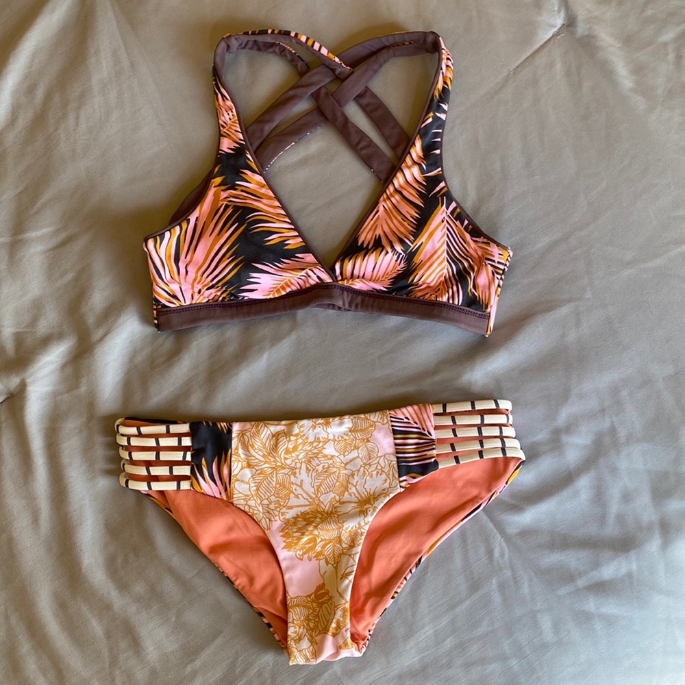 Reversible Multicolored bikini light wear, good condition.